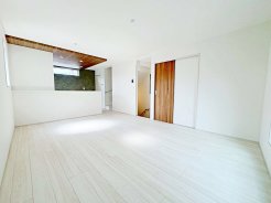 人気のリビングイン階段を採用！
お家の中を移動する時に必ずリビングを通るような設計になっており
自然とご家族の対話が増えるような、素敵な造りです。 