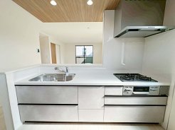 キッチンは人気のシステムキッチン♪
収納も豊富で使いやすく、スライド式の収納は奥に入れた物もラクに取り出すことが可能です。