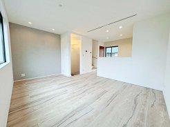 LDKは2階にございます♪
南側からの日当たり良好！
人気のリビングイン階段を採用しており
お家の中の移動は必ずリビングを通る設計です。