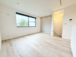 南側には大型の窓も設置されています♪
公園に面しているので、日当たりも良好！ 