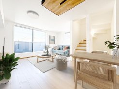 ＜バーチャル家具写真＞
約19帖の開放感あるリビングには
大型の家具などもスッキリと配置が可能です♪
大型の窓もあり、より一層開放感を感じます。