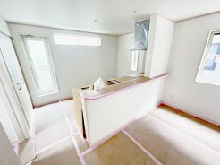 ＜１号棟＞
２階バルコニーは、キッチンから出入りができます♪
ジメっとしがちなキッチンも、バルコニーへと繋がる扉を開放すれば快適に！