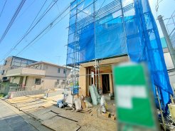 お車は1.2号棟は1台！
3号棟は縦列2台分のスペースがございます♪