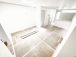 ＜１号棟＞
１７帖もの広さを有するLDK！
テーブルセットとソファを配置しても、まだまだ余裕のある広さです♪
リビングイン階段を採用し、ご家族が集まりやすい空間になりました！