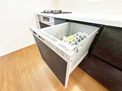 ＜A号棟＞
システムキッチンにはなんと、食洗器が内蔵されています！
毎日の面倒な洗い物は、食洗器にお任せしちゃいましょう♪
洗剤による手荒れが心配な方にも嬉しい設備です。
