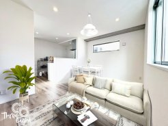 ＜家具配置イメージ＞
こちらは12.08帖のLDK。
リビングイン階段を採用しており、ご家族が集まりやすい空間になりました♪
２面採光のため、明るい光と心地よいい風が入るお部屋です。