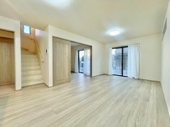 ＜B号棟＞
LDKは1階16帖♪
南側に面した大型の窓からは、明るい光が室内に入ります。
リビング横の洋室とは引き戸で繋がっていますので、扉を開けておけば開放感もございます。