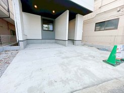 お車の駐車が並列２台OK！
空いたスペースには、自転車の駐輪もできます♪
別で駐車場を借りる必要が無く、毎月の固定費負担の削減に！