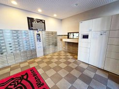 エントランス扉をくぐると、各種設備がお出迎え！
中でも魅力的な設備が、画面右側に映る宅配ボックス♪
ご不在時でも荷物の受け取りをすることができ、気兼ねなくネットでのお買い物が楽しめます！