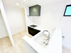 人気の対面型システムキッチンを採用！
お料理をしながらでも、ご家族との会話を楽しむ事ができます♪
キッチンスペースもゆとりある広さを確保し、窮屈さを感じません。