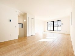 ＜１号棟＞
19.5帖もの広さを有するLDK！
テーブルセットとソファを配置しても、まだまだ余裕のある広さです♪
一部に床暖房を搭載しており、寒い季節でも暖かな空間です。
■0120-1919-80■