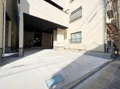 １号棟は１台、２号棟はなんと２台の駐車が可能です！
別で駐車場を借りる必要が無く、毎月の固定費負担の削減に♪
空いたスペースには、自転車の駐輪も可能です！
■0120-1919-80■