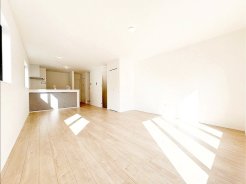 ＜１号棟＞
２階にLDKを設けているので、こんなにも陽当り良好！
電気をつけていないのにとっても明るいです♪
明るく暖かな窓際は、ご家族憩いの場になりそうですね♪
■0120-1919-80■