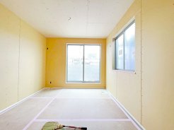 こちらは３階にある6.11帖の洋室。
バルコニーへと繋がる大きな窓から、明るい光が射し込むお部屋です♪
ダブルベッドを配置しても余裕のある広さ！
主寝室にいかがでしょうか♪
0120-1919-80