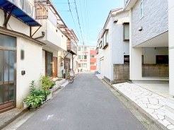 完成な住宅地に立地しており、昼も夜も静かで穏やかな住環境です♪
自転車で北千住駅まで７分でアクセス可能！
駅周辺には様々なお店が並び、休日にお散歩も楽しめます♪