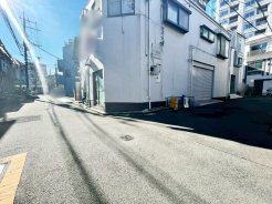 完成な住宅地に立地しており、昼も夜も静かで穏やかな住環境です♪
自転車で北千住駅まで７分でアクセス可能！
駅周辺には様々なお店が並び、休日にお散歩も楽しめます♪