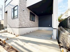 お車の駐車１台OK！
空いたスペースには自転車の駐輪も出来ます♪
別で駐車場を借りる必要が無く、毎月の固定費負担の削減に！
◆0120-1919-80◆