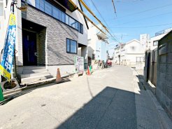 床暖房や食洗器など、暮らし便利な設備を多数搭載しています！
収納も豊富で、なんと全居室に収納スペース付き！
ウォークインクローゼットまでございます♪
ファミリータイプの３LDKのお家です！