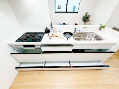 ＜N号棟＞
人気の対面型システムキッチンを採用！
お料理をしながらご家族との会話を楽しむ事ができます♪
収納たっぷりタイプで、調味料・調理器具がスッキリ綺麗に収納可能です♪
◆0120-1919-80◆