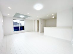 ＜１号棟＞
明るく風通しがいい、窓の多い空間です！
一部には床暖房を搭載しており、寒い季節でも暖かな空間です♪
ご家族が集まりやすい広々空間で、団らんのひと時をお楽しみください！ 