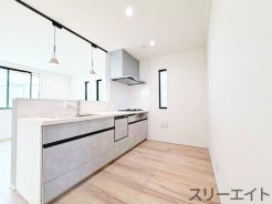 キッチンスペースもとっても広々！
お子様と並んで、一緒にお菓子作りなどを楽しむ事もできます♪
コンロ横には小窓を設け、お料理中の匂いや煙を外に逃がしやすくなっています。
◆0120-1919-80◆