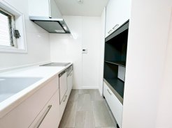 キッチンスペースには収納棚が付けられており、調理家電や食器類の収納がしっかりできるようになっています♪
オーブンレンジや炊飯器、コーヒーメーカーなどもしっかり設置OK！
◆0120-1919-80◆