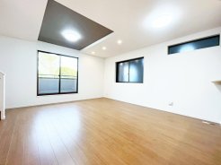 ＜１号棟＞
天井の一部にアクセントクロスを使用しており、クロスの色味に合わせた家具選びが楽しめます♪
バルコニーへと繋がる大きな窓から、明るい光がたっぷり入るお部屋です。
◆0120-1919-80◆