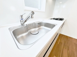 嬉しい大きめシンクを採用しており作業楽々♪
浄水器一体型水栓を採用しており、いつでも綺麗なお水を使うことができます。
◆0120-1919-80◆
