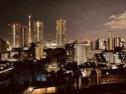 バルコニーからの景色は、夜になるとこんなにも美しく♪
ライトアップされたスカイツリーを望む事もでき、夜景を見ながらの晩酌を楽しむ事も出来ます。
◆0120-1919-80◆