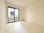1階5.25帖の洋室です。
1階ですが大型の窓があるので、明るい印象のお部屋です。
