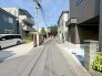 前面道路は4ｍの広さがございます。
周辺は閑静な住宅街で見通しも良好！
車通りなども少ないのでとても静かです。
