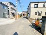 前面道路は4ｍの広さがございます。
周辺は閑静な住宅街で見通しも良好！
車通りなども少ないのでとても静かです。