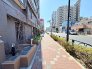 マンション付近は綺麗な道路が整備されており、見通しも良好！
周辺環境なども良好で、スーパー徒歩5分圏内に多数あり♪
さらに保育園や小学校も徒歩10分以内と、嬉しい住環境が揃います。