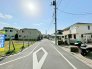 前面道路は広々6ｍ！
開放感があり、見通しも良好です♪
駐車の際にも安心ですね。