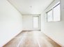 ＜１号棟＞
こちらは３階にある６帖の洋室。
３階バルコニーはこのお部屋から出入りができます！
ベッドと勉強机を配置してもゆとりのある広さ！
お子様のお部屋にいかがでしょうか？