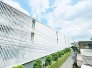 ＜１号棟＞
バルコニーからは、ご覧の景色を望むことができます♪
陽当りがとても良く、明るい光がバルコニーだけでなくお部屋にまでしっかり届きます！
晴れた日のお洗濯が楽しみになりますね♪