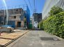 前面道路は4ｍの広さがございます。
周辺は閑静な住宅街で、とても静かです。
お車の通りも少ないので安心ですね♪