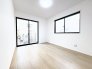こちらは１階にある5.75帖の洋室。
大きな窓のおかげで、１階のお部屋でありながらご覧の明るさ！
階段を上がらずに出入りができるので、ご家族皆さんに使いやすいお部屋です♪
0120-1919-80