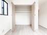 ＜B号棟＞
各居室には収納も完備！
奥行もありますので、お好きなボックスなどを入れて収納が可能です。