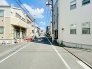 周辺は閑静な住宅街に面しており
車通りはほとんどなく、とても静かです。
さらに周辺環境も良好！
スーパーやコンビニは徒歩5分以内！
小中学校も徒歩5分圏内と、住みやすさが揃います。