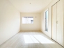 こちらは5.25帖の洋室。
真ん中のお部屋ですが、しっかり２面採光♪
このお部屋からもバルコニーへの出入りOK！
勉強机とベッドを配置して、お子様のお部屋に是非♪
◆0120-1919-80◆