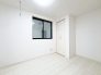 こちらは１階にある4.12帖の洋室。
こちらのお部屋には室内物干し”ホスクリーン”が付いています♪
突然の雨で濡れてしまったお洋服も、サッとかけておくことができます。
◆0120-1919-80◆