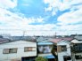＜１号棟＞
バルコニーからはご覧の景色を望む事ができます♪
周りに高い建物が無く、おひさまの光をたっぷり受けることができます！
晴れた日のお洗濯が楽しみになりますね♪
◆0120-1919-80◆