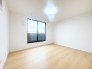 ＜１号棟＞
こちらは３階にある７帖の洋室。
３階バルコニーはこのお部屋から出入りできます♪
大きめベッドを配置しても余裕のある広さ！
主寝室にいかがでしょうか？
◆0120-1919-80◆