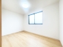 ＜１号棟＞
こちらは２階にある5.25帖の洋室。
２階の真ん中に位置するお部屋で、ご家族人数によってはファミリークロークのように使うのもいいですね♪
◆0120-1919-80◆