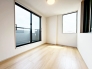 こちらは３階にある５帖の洋室。
バルコニーはこのお部屋から出入りができます♪
バルコニーへと繋がる大きな窓から、明るい光と心地よい風が入るお部屋です。
◆0120-1919-80◆