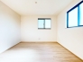 ＜C号棟＞
こちらは１階にある4.5帖の洋室。
落ち着いた雰囲気のこのお部屋は、テレワークや作業場所として◎
もちろん収納付きですので、お部屋の有効スペースを損なうことなく綺麗に片付きます♪
