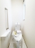 ＜C号棟＞
トイレは１階と３階に１つずつご用意しました！
忙しい朝の時間帯でも、混雑なくご使用いただけます♪
手すりのあるトイレでは、ゆっくり安全に腰を下ろすことができます。
