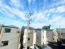 ＜C号棟＞
バルコニーからはご覧の景色を望む事ができます♪
周りに高い建物が無く、青空広く見渡すことのできる環境！
おひさまの光がたっぷり届くので、晴れた日のお洗濯が楽しみになりますね♪