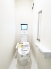 ＜D号棟＞
トイレは１階と２階に１つずつご用意しました！
忙しい朝の時間帯でも、混雑なくご使用いただけます♪
手すりのあるトイレでは、ゆっくり安全に腰を下ろすことができます。
